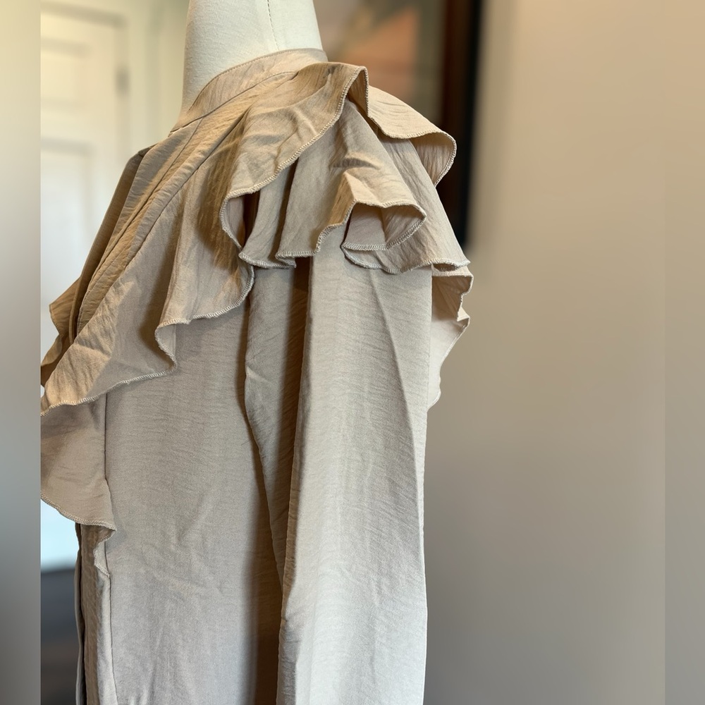 Beautiful ruffled blouse - Picture 2 of 7